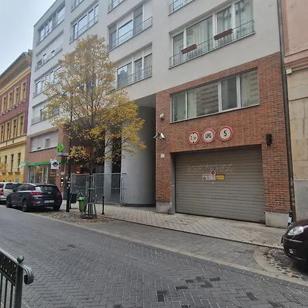 H10 With Free Parking Lägenhet *